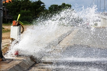 Bể ống nước cứu hỏa, đường phố ngập như “sông”