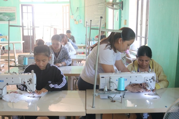 Giúp lao động nghèo, cận nghèo, người đồng bào dân tộc thiểu số cải thiện kỹ năng lao động, nâng cao tay nghề để họ có việc làm và thu nhập ổn định là điều căn cơ.