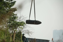 Toàn cảnh trục vớt quả bom dưới chân cầu Long Biên