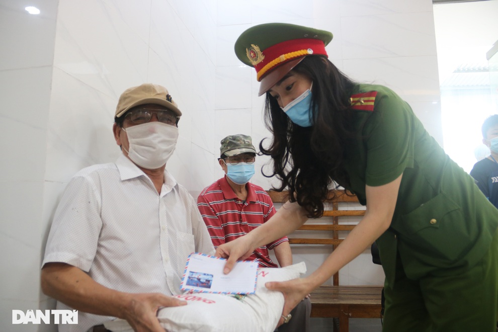 Công an Hà Nội tặng nhiều suất quà tới người già neo đơn gặp khó khăn - 7 Công an Hà Nội tặng nhiều suất quà tới người già neo đơn gặp khó khăn - 7