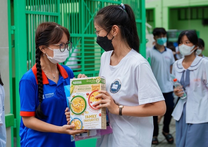 Gần 135.000 đơn vị sản phẩm Nestlé được gửi tặng cho các thí sinh tại 156 điểm thi trên địa bàn TP.HCM.