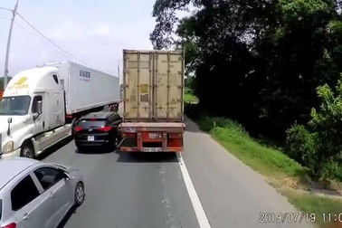 Tắc đường, hàng loạt xe... nối đuôi nhau đi hẳn qua phần đường ngược chiều