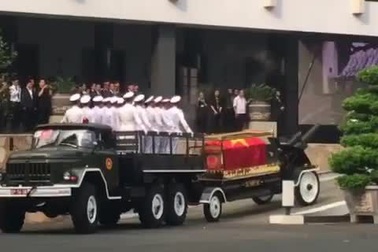 Linh cữu nguyên Thủ tướng Phan Văn Khải bắt đầu ra khỏi Dinh Độc Lập