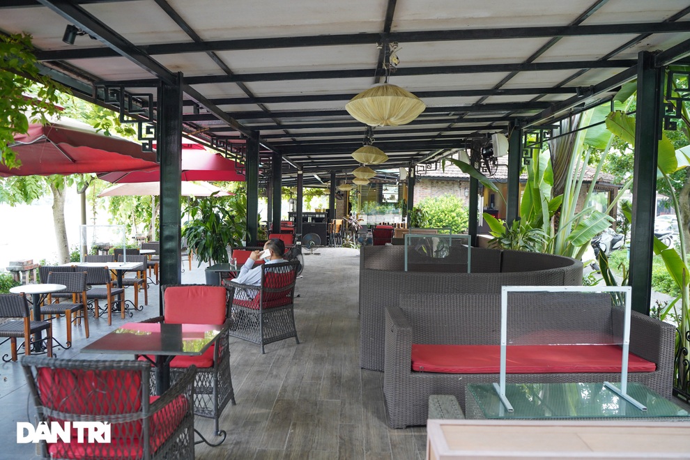 Hàng loạt quán cà phê mở cửa trở lại sau khi TP Hà Nội nới lỏng lệnh cấm - 11 Hàng loạt quán cà phê mở cửa trở lại sau khi TP Hà Nội nới lỏng lệnh cấm - 11