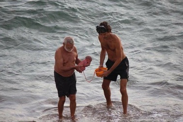 Du khách bất ngờ chứng kiến cảnh bà bầu sinh nở dưới biển ở Ai Cập