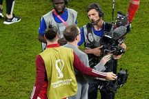 Gareth Bale xô xát với phóng viên sau khi đội nhà thua trận