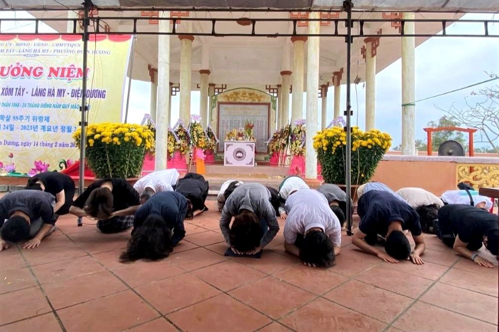 Người Hàn Quốc cúi đầu xin lỗi tại lễ tưởng niệm 55 năm thảm sát Hà My - 2 Người Hàn Quốc cúi đầu xin lỗi tại lễ tưởng niệm 55 năm thảm sát Hà My - 2