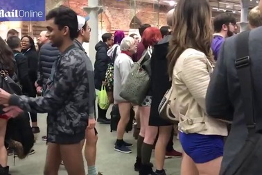 Xem các nam nữ thanh niên đồng loạt mặc đồ lót đi tàu điện ở London