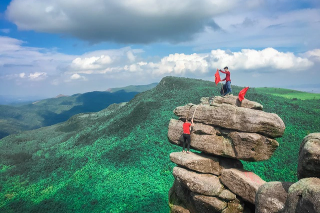 Bức xúc nhóm đạp xe phun sơn lên mỏm núi sống ảo nổi tiếng ở Quảng Ninh - 2