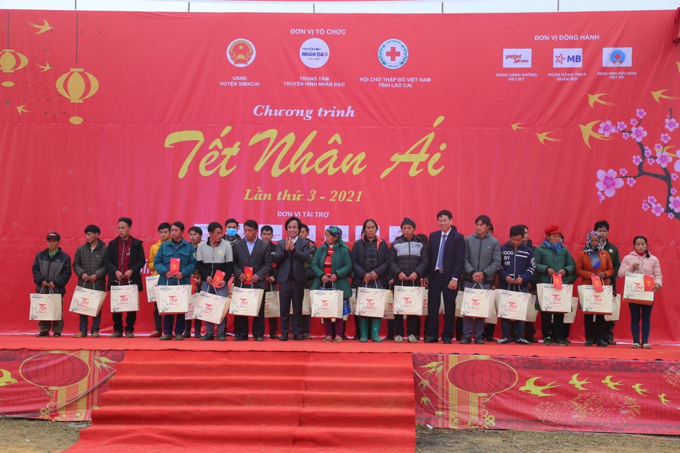 Mang Tết nhân ái ấm áp đến với bà con dân tộc khó khăn huyện Si Ma Cai - 6 Mang Tết nhân ái ấm áp đến với bà con dân tộc khó khăn huyện Si Ma Cai - 6