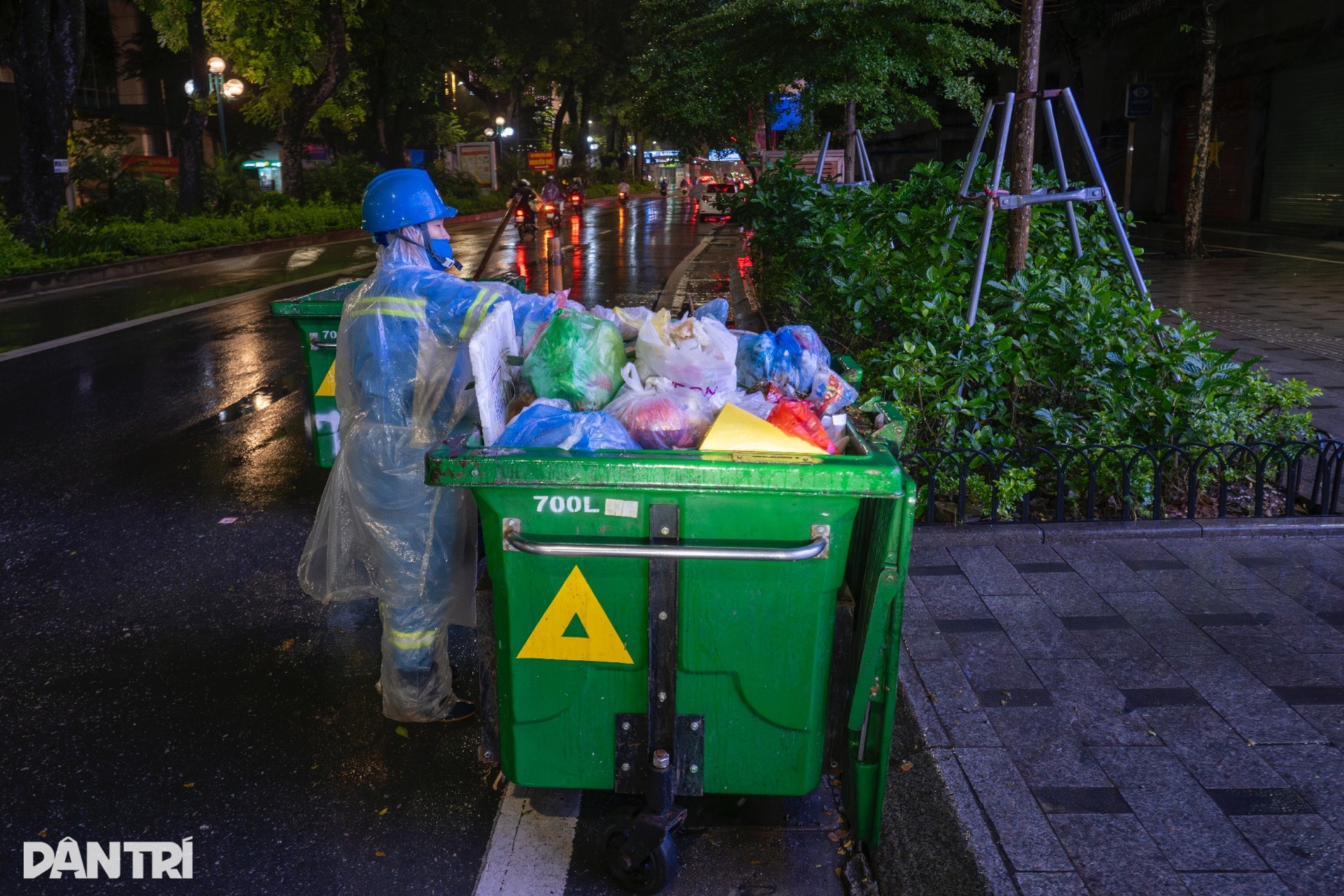 Hà Nội rét 13 độ C, khách du lịch nước ngoài đổ xô đi mua áo ấm - 11 Hà Nội rét 13 độ C, khách du lịch nước ngoài đổ xô đi mua áo ấm - 11