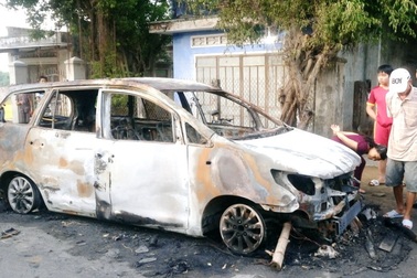 30 thanh niên hỗn chiến trong đêm, phóng hỏa đốt xe Innova