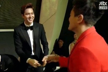 Ca sỹ Hàn dừng hát để... chào hỏi Lee Min Ho