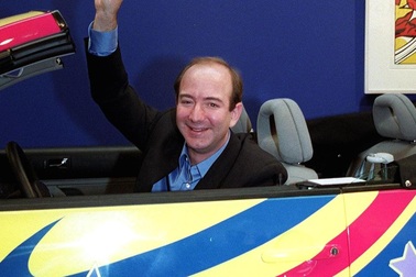 Ông chủ Amazon giàu nhất thế giới vẫn lái xe bình dân