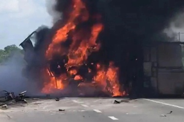 Ô tô tải chở xe con đâm vào dải phân cách rồi bốc cháy ngùn ngụt