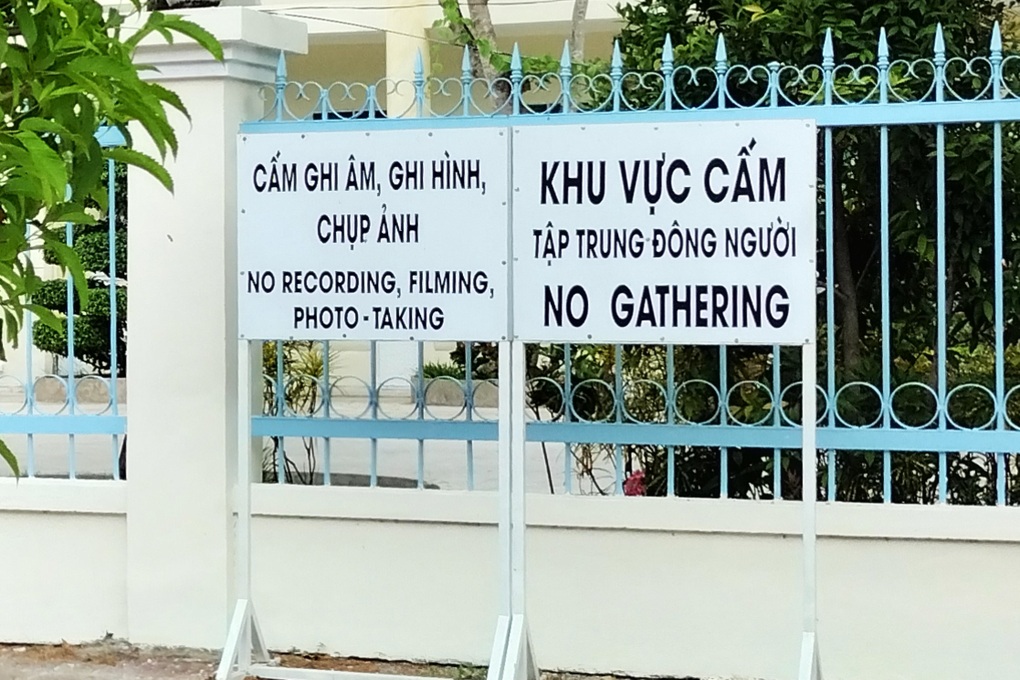 Bảng cấm ghi âm, chụp ảnh giăng tràn lan, Chủ tịch Bạc Liêu yêu cầu gỡ - 1 Bảng cấm ghi âm, chụp ảnh giăng tràn lan, Chủ tịch Bạc Liêu yêu cầu gỡ - 1
