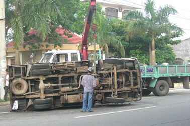 Xe tải “chỏng vó” giữa đường