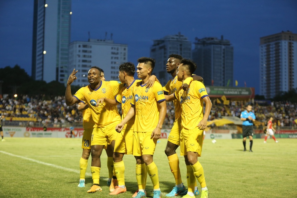 SL Nghệ An thắng nhẹ CLB TPHCM dù thiếu người - 3 SL Nghệ An thắng nhẹ CLB TPHCM dù thiếu người - 3