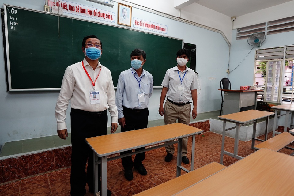 Chùm ảnh: Thí sinh đến sớm tranh thủ ôn bài trước buổi thi Ngữ văn - 8