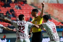 Trọng tài mắc sai lầm vô cùng khó hiểu, CĐV thốt lên ngán ngẩm