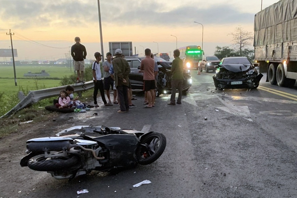 Xe đầu kéo lùa nhiều ô tô, xe máy dừng đèn đỏ ở Phú Yên - 1 Xe đầu kéo lùa nhiều ô tô, xe máy dừng đèn đỏ ở Phú Yên - 1