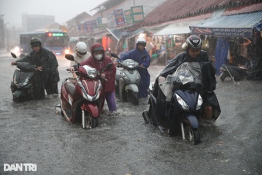 Người dân TPHCM lo lắng giá cả leo thang, ngập nước