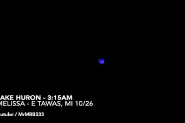 Kỳ lạ khối lập phương phát sáng giữa bầu trời đêm, có phải UFO?