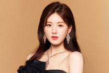 Triệu Lộ Tư tiều tụy ngồi xe lăn, bị rối loạn ngôn ngữ