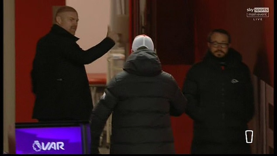 HLV Jurgen Klopp nổi giận lôi đình, quát tháo HLV đối thủ - 3 HLV Jurgen Klopp nổi giận lôi đình, quát tháo HLV đối thủ - 3