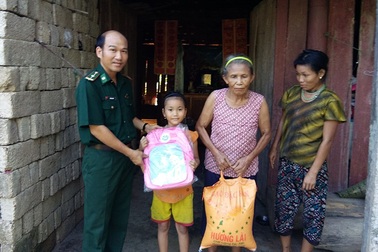 Chiến sĩ bộ đội biên phòng đỡ đầu cho 3 học trò khó khăn tới trường