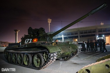 Hình ảnh 2 xe tăng T-54 huyền thoại xuất hiện giữa đêm tại SVĐ Mỹ Đình