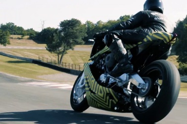 Siêu mô-tô đầu tiên của Aston Martin xuất hiện trên đường thử