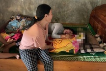 Người mẹ khóc ngất bên thi thể 2 con đuối nước ngay trong sân nhà