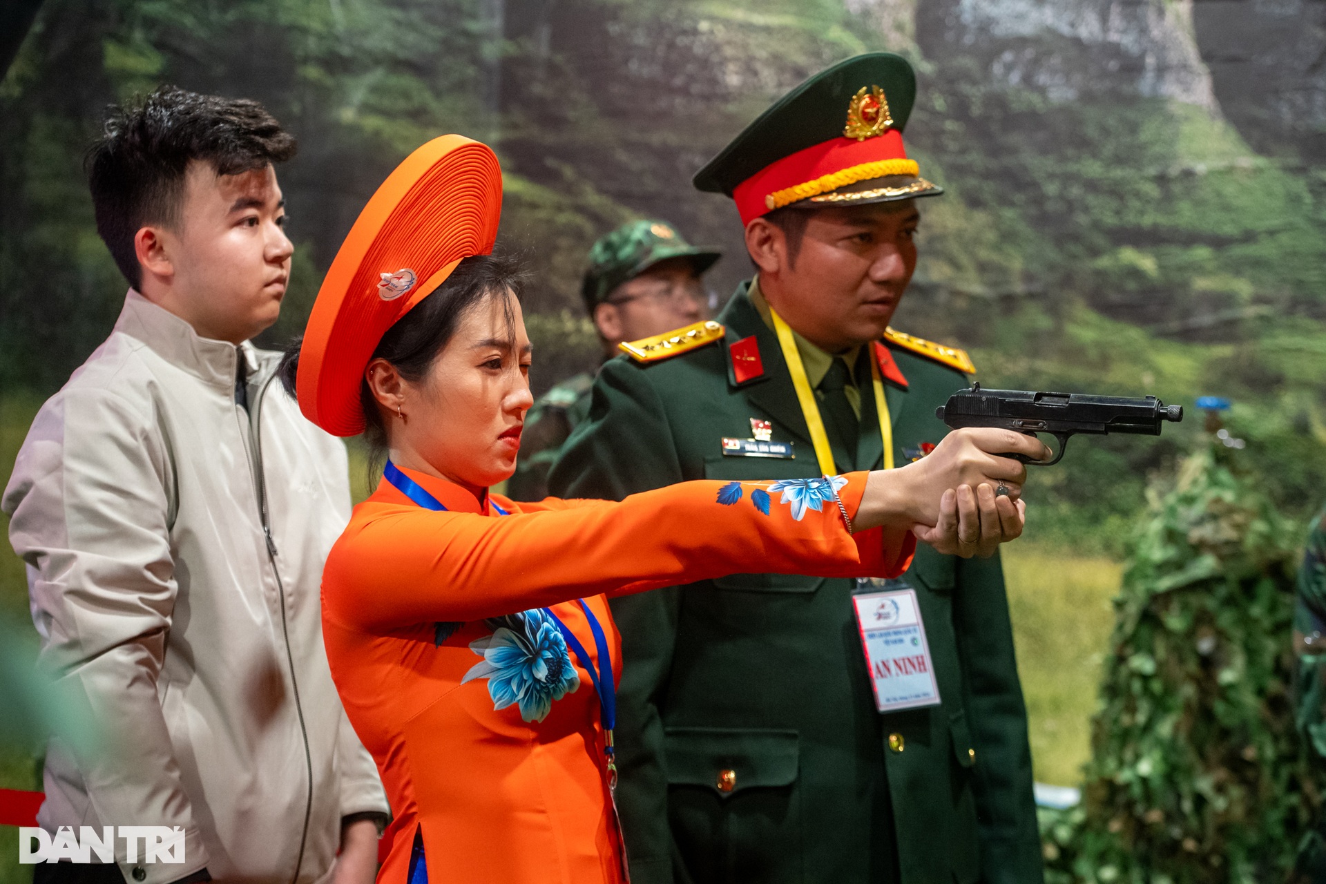 Khách tham quan thích thú xem vũ khí, xếp hàng trải nghiệm bắn súng - 7 Khách tham quan thích thú xem vũ khí, xếp hàng trải nghiệm bắn súng - 7