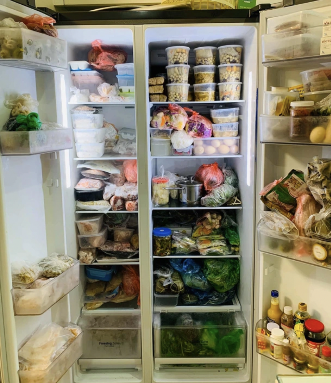 Nákup příliš velkého množství jídla a oblečení během Tet - 1 Mua đồ ăn quá đà, quần áo thừa thãi vào dịp Tết - 1