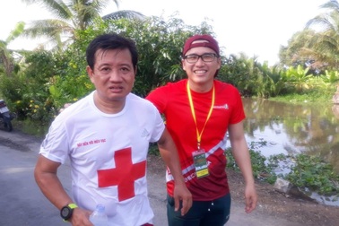 Các VĐV chúc mừng ông Đoàn Ngọc Hải về đích tại giải marathon Hậu Giang