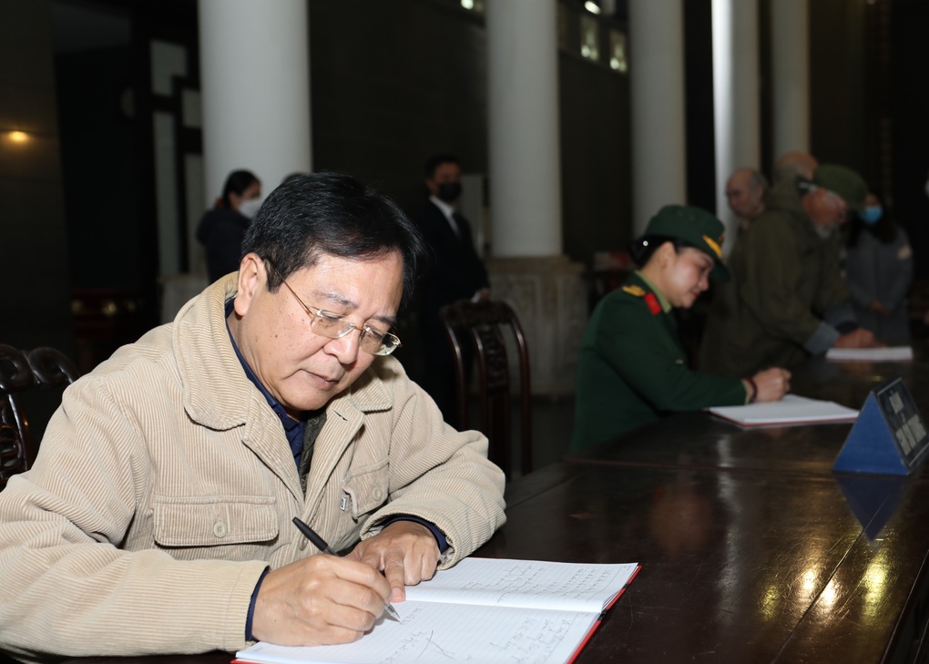 Đồng nghiệp, người thân xúc động tiễn biệt NSND Doãn Hoàng Giang - 10 Đồng nghiệp, người thân xúc động tiễn biệt NSND Doãn Hoàng Giang - 10