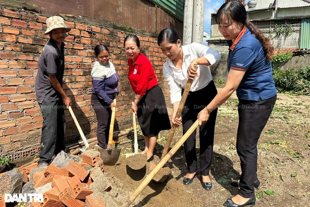 Ba mẹ con sống nhờ trong căn bếp ẩm thấp được xây nhà mới - 6 Ba mẹ con sống nhờ trong căn bếp ẩm thấp được xây nhà mới - 6