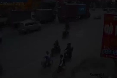 Hai mẹ con may mắn thoát chết dù ngã ngay cạnh bánh xe container