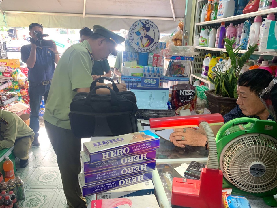 Chủ tạp hóa tại Bình Phước bị phạt 3 triệu đồng vì bán vài bao thuốc lá lậu - 2 Chủ tạp hóa tại Bình Phước bị phạt 3 triệu đồng vì bán vài bao thuốc lá lậu - 2