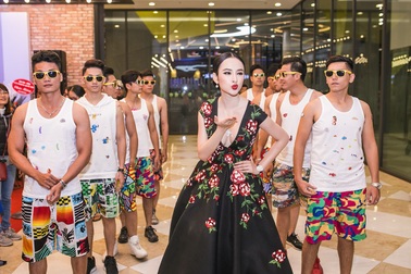 Angela Phương Trinh mang trang sức 2 tỷ đồng, “náo động” với 10 vệ sĩ