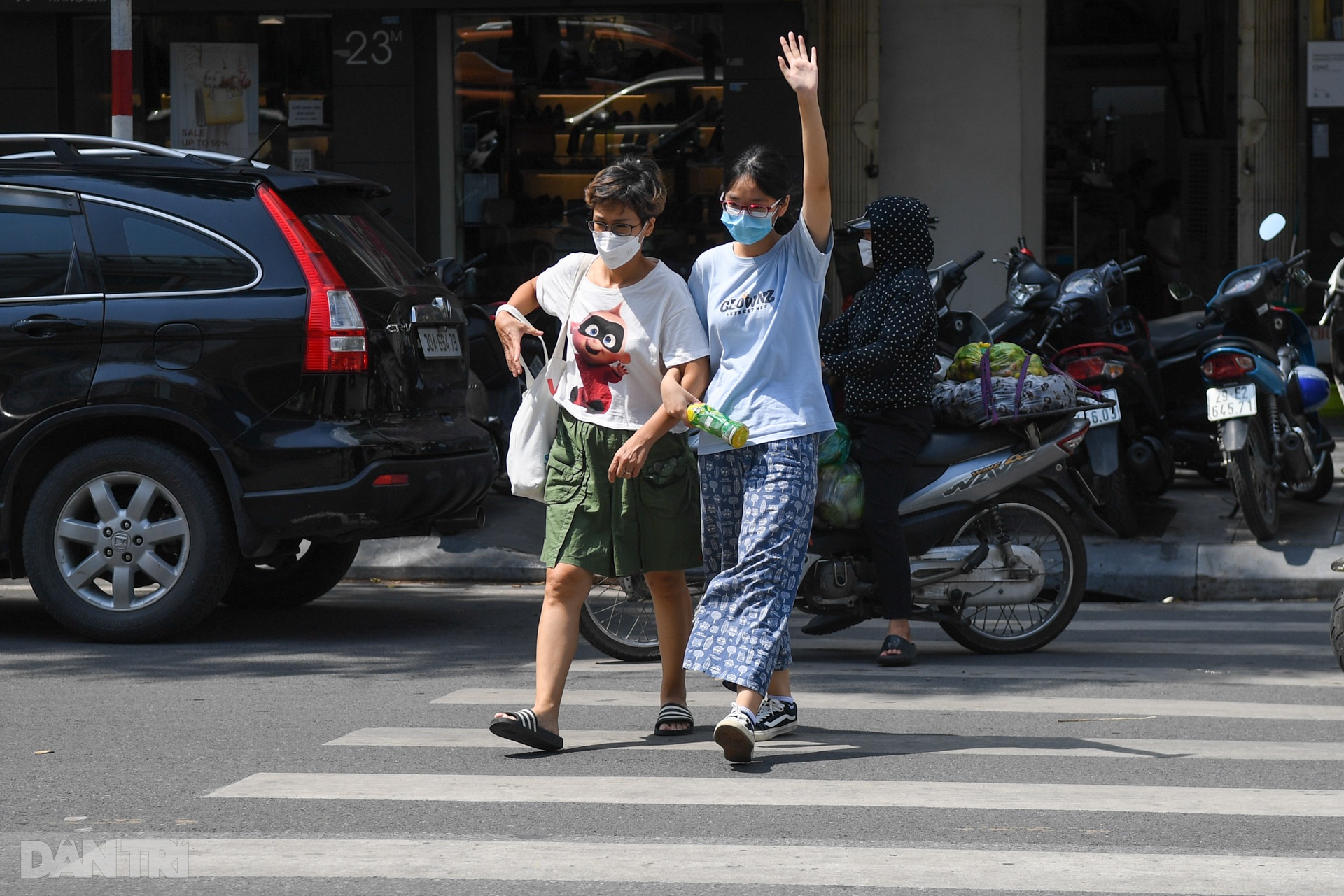 Người đi bộ bị cướp làn ưu tiên, văn hóa nhường đường của lái xe ở đâu? - 5