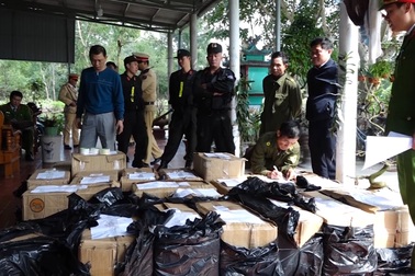 Quảng Bình: Bắt giữ 2 bố con tàng trữ gần 1 tấn pháo