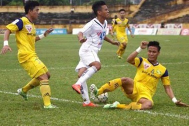 Bạo lực sân cỏ thành thói quen ở V-League