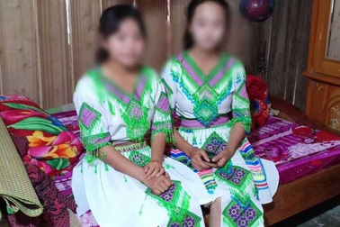 Kẻ buôn người giấu mặt trên Facebook rình rập các cô gái sống sau cổng trời