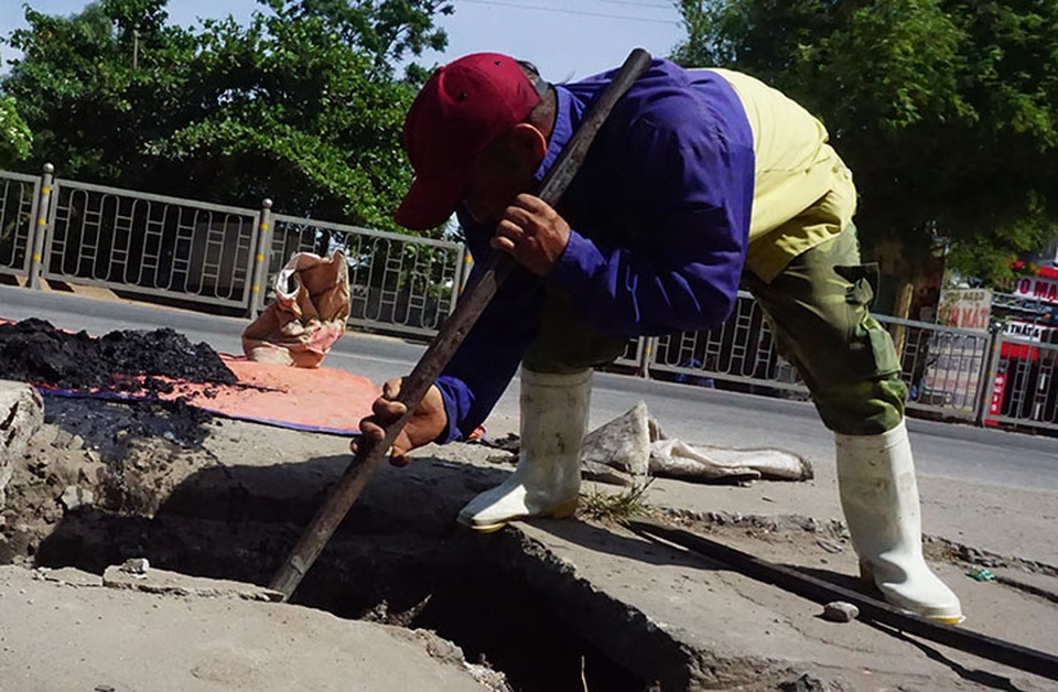 Giữa chảo lửa thành Vinh, người lao động vẫn miệt mài mưu sinh - 3 Giữa chảo lửa thành Vinh, người lao động vẫn miệt mài mưu sinh - 3