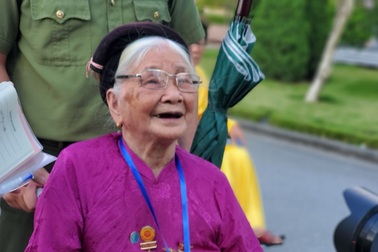 Bà mẹ Việt Nam anh hùng xúc động khi vào Lăng viếng Bác