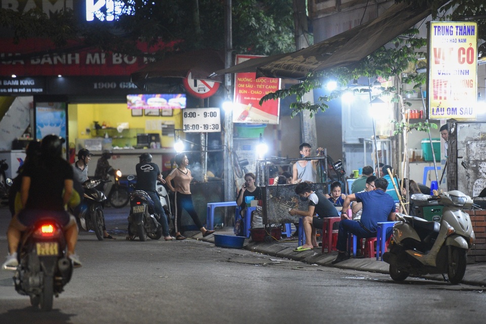 Hà Nội: Quán xá vẫn đông đúc đến tối giữa mùa dịch Covid-19 - 6 Hà Nội: Quán xá vẫn đông đúc đến tối giữa mùa dịch Covid-19 - 6