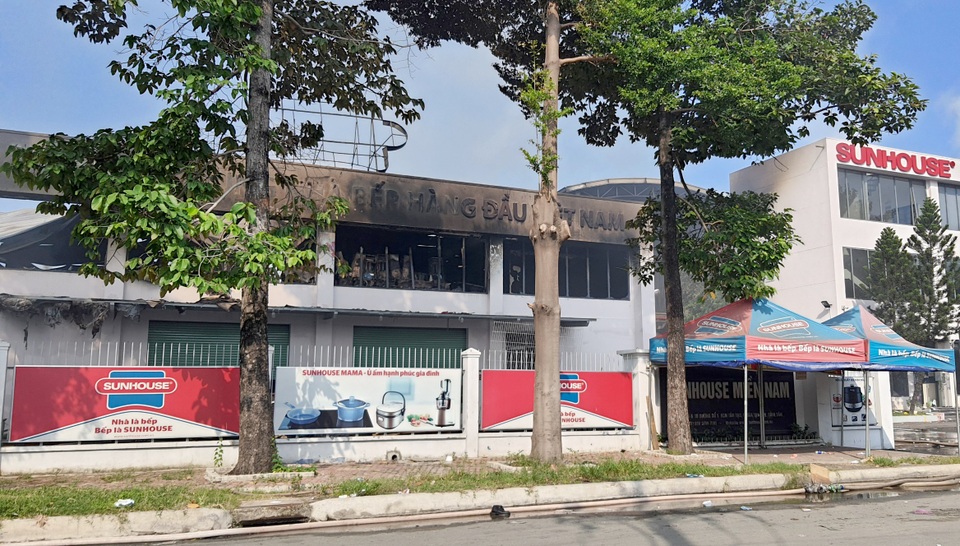Hiện trường vụ cháy kho hàng gia dụng rộng hơn 7.000m2 - 9 Hiện trường vụ cháy kho hàng gia dụng rộng hơn 7.000m2 - 9