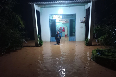 Lũ tràn về trong đêm khiến nhiều nơi ở Bình Phước bị ngập sâu